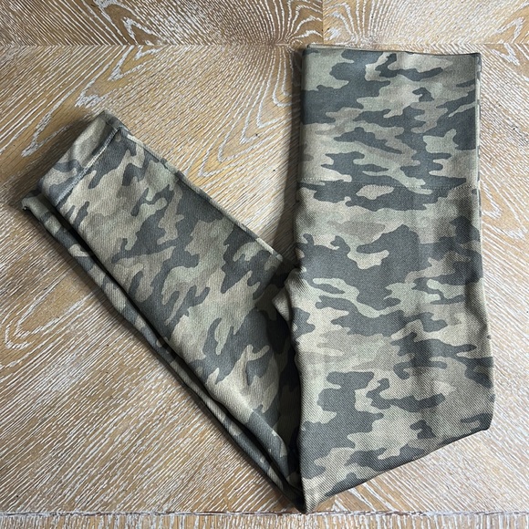 SPANX Look at Me Now Seamless Green Camo Cropped Leggings S - Picture 6 of 11